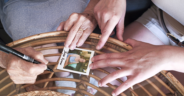 ‘Todavía estoy aquí’: cómo la fotografía instantánea puede ayudar a reconocer el presente en personas con Alzheimer