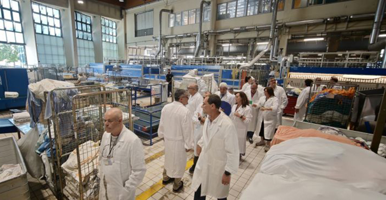 La AEHH visita en Italia una de las lavanderías hospitalarias más avanzadas de Europa para conocer las últimas innovaciones del sector