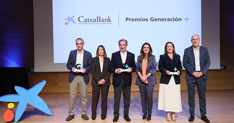 Chema Cosculluela, presidente de Vitalia, recibe el Premio Trayectoria de CaixaBank