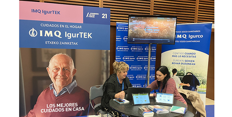 Eneritz Elgezua y Selene Sánchez en el stand de IMQ Igurco en Adinberri Silver Forum.jpg