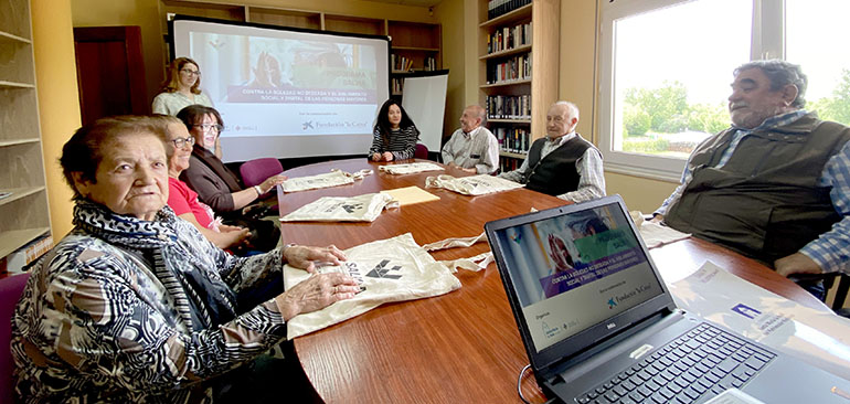 Dos localidades leonesas desarrollan el programa Salvia para combatir la soledad no deseada y el aislamiento digital de las personas mayores 