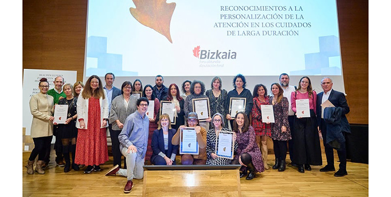 Foto de familia de los premiados - Diputación Foral de Bizkaia 2023-12 (1) - copia