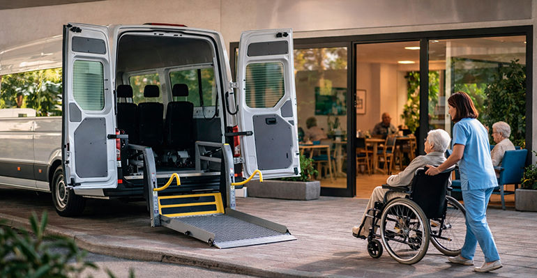 Rehatrans alerta de riesgos evitables en el transporte de personas mayores en silla de ruedas hacia centros de día