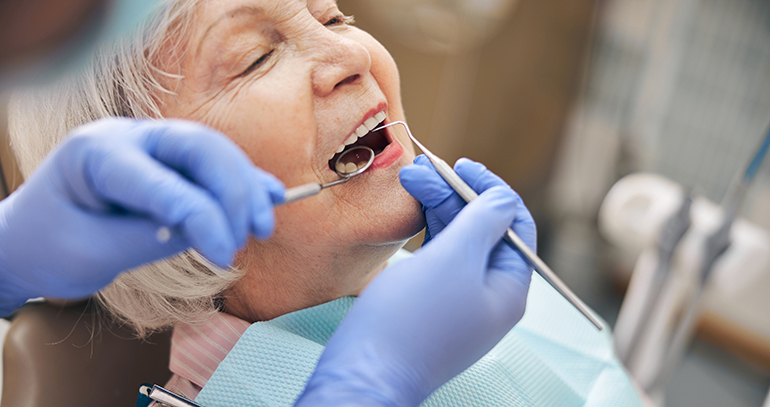 Un proyecto europeo impulsa la salud bucodental de personas mayores en zonas rurales del sudoeste de Europa