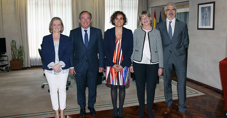 La Ministra de Sanidad, Servicios Sociales e Igualdad, Dolors Montserrat (centro), junto a Mª Luz López-Carrasco, presidenta de Fenin.