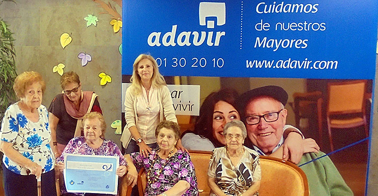 Adavir Alcalá entrega la recaudación de su mercadillo solidario a favor del Alzheimer