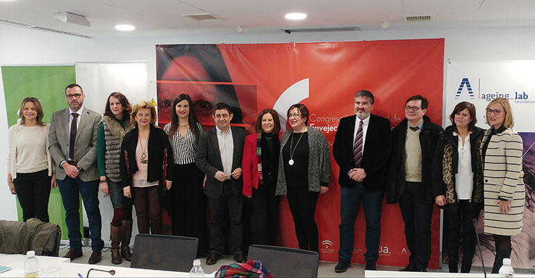 Foto de familia de la consejera de Igualdad y Políticas Sociales junto a los miembros de las instituciones que participan en el Congreso