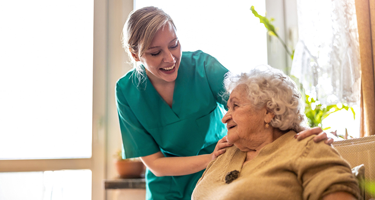 AMADE defiende el modelo sociosanitario residencial y reclama rigor normativo en el debate sobre la enfermería geriátrica