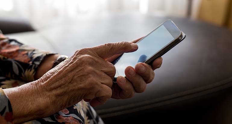 La Fundación Ferrer i Guàrdia alerta de una brecha digital multifactorial que afecta a los mayores de 60 años