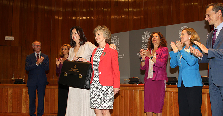 Carme Móntón (izda.) entrega la cartera a María Luisa Carcedo