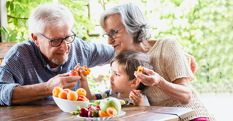 Día de los abuelos y abuelas: reivindiquemos su papel activo y contribución social