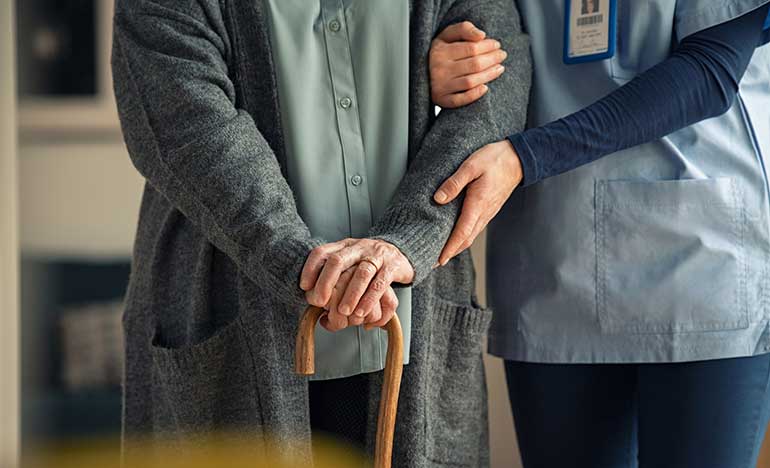 La falta de profesionales pone en peligro la sostenibilidad del sector de los cuidados a las personas mayores