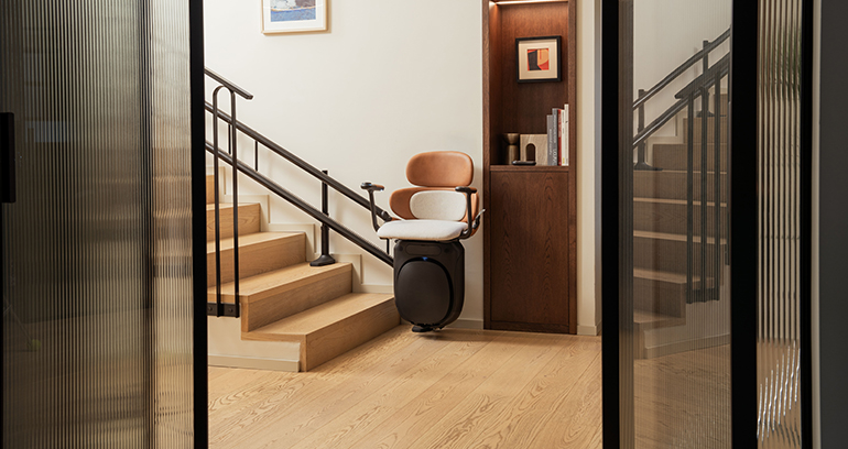 Nueva silla salvaescaleras que combina diseño, ergonomía y tecnología para mejorar la movilidad en el hogar