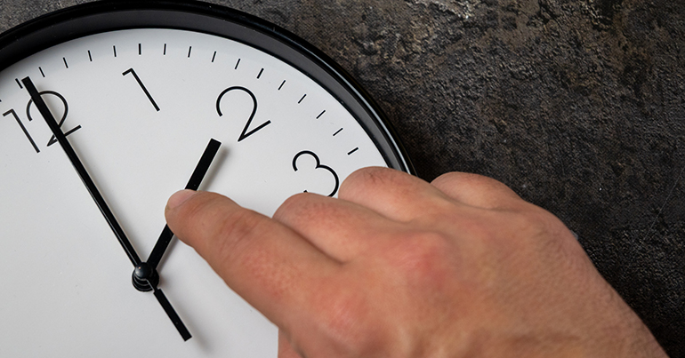 CEOMA advierte del impacto del cambio de hora en los mayores y pide un horario estable todo el año