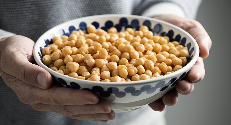 Huevos, garbanzos y brócoli: claves para mantener la masa muscular, la energía y la función inmune en personas mayores en invierno