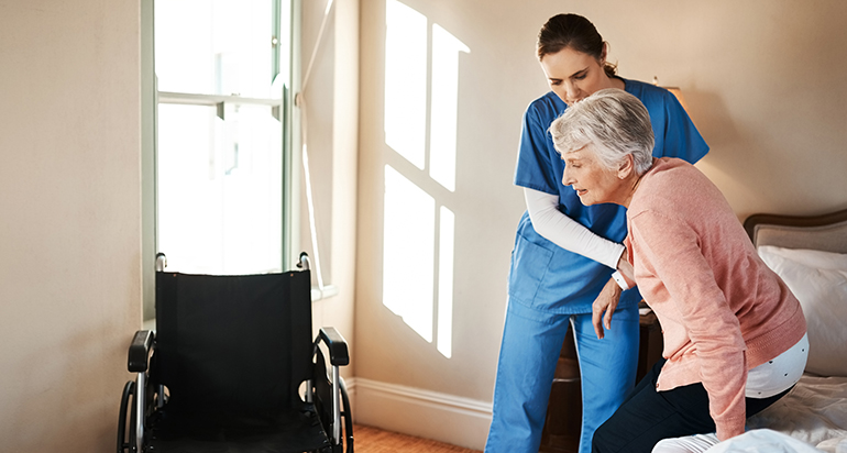 Sanitas destaca las claves para que las personas mayores recuperen su autonomía tras una hospitalización