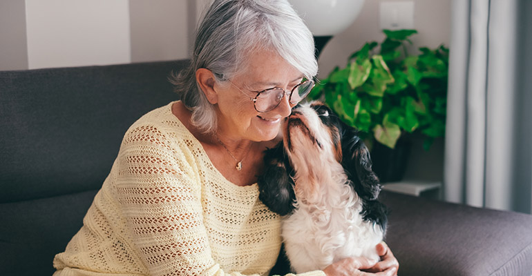 Terapia con mascotas en mayores: la clave para mejorar movilidad, autonomía y bienestar emocional
