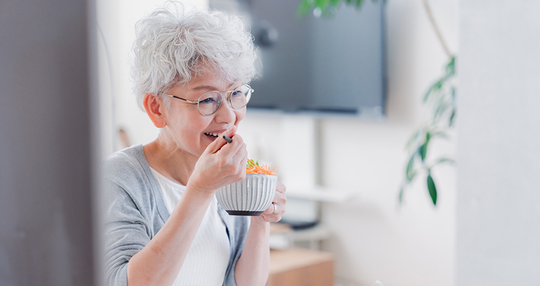 La salud oral en personas mayores, clave para la nutrición y el bienestar emocional