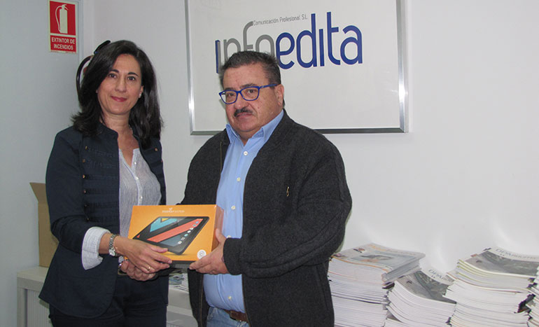 Pedro Díaz recoge el premio de la mano de Mar Cañas en las instalaciones de Infoedita en Madrid