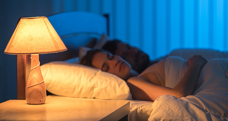 El exceso de luz y los cambios en el sueño pueden acelerar el deterioro cognitivo leve