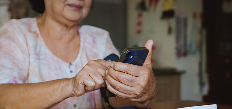 La Comunidad de Madrid inicia un proyecto para vigilar a domicilio y en tiempo real la salud de las personas mayores