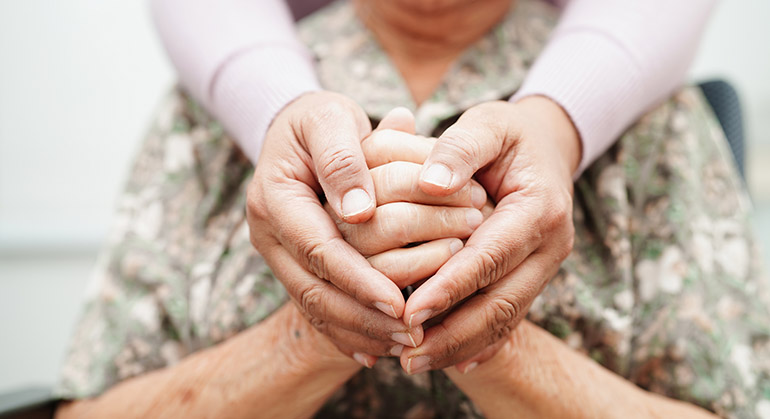 Cuidado de personas con enfermedades crónicas o dependencia: claves para el día a día en el hogar