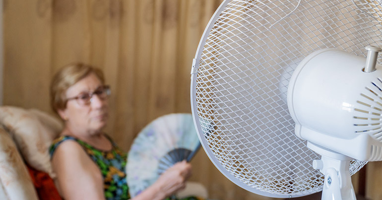 El calor y la soledad elevan el riesgo para más de 2,2 millones de mayores que viven solos durante el verano