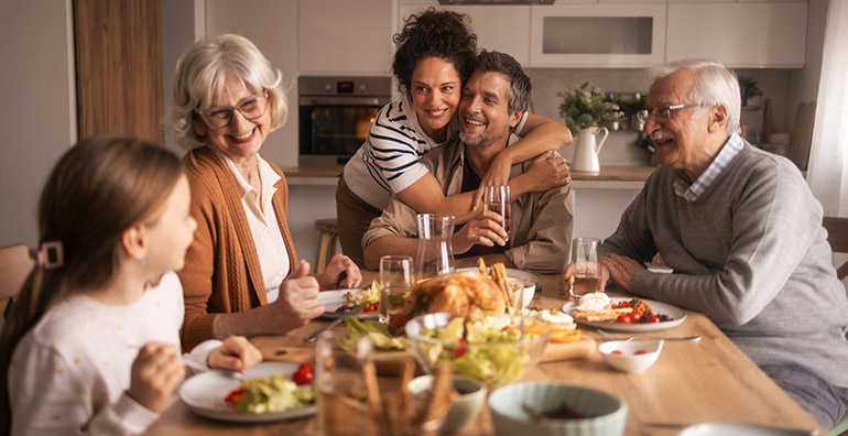 Los nuevos abuelos redefinen el cuidado familiar sin renunciar a su autonomía