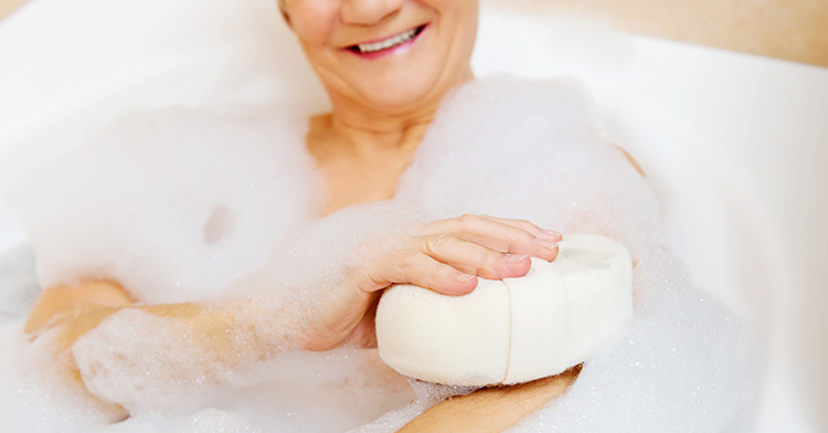 La correcta higiene de las personas mayores en verano previene lesiones cutáneas
