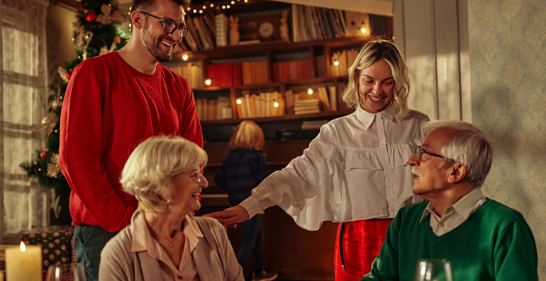 Fiapas revela cómo evitar el aislamiento de mayores con pérdida auditiva en fiestas y reuniones