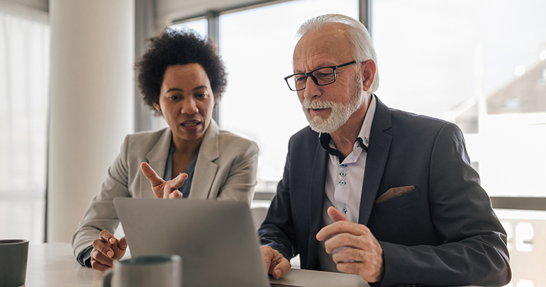 Las personas mayores dejan de ser “clientes invisibles” con la nueva Ley de Atención a la Clientela