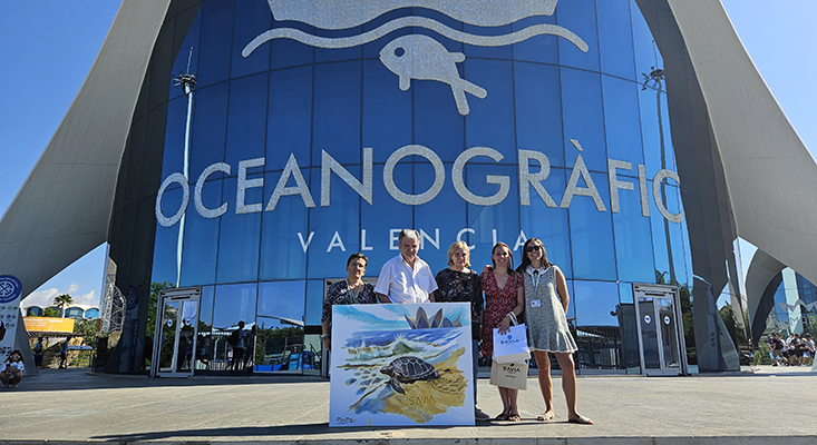 Savia dona al Oceanogràfic una obra artística que homenajea a las tortugas marinas
