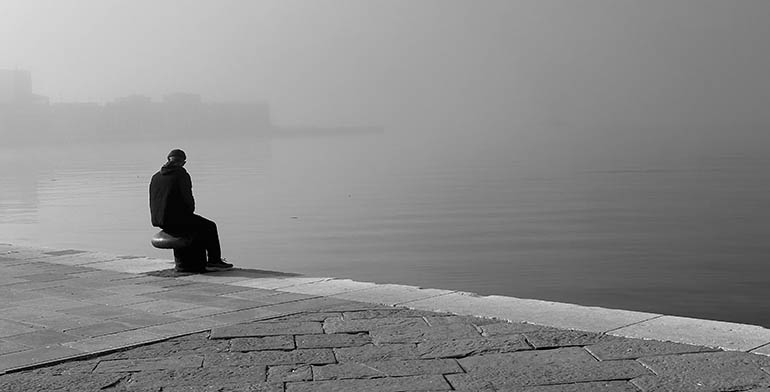 La soledad no deseada, un desafío colectivo que requiere políticas de largo alcance