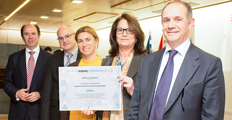 De izquierda a derecha: Aurelio López-Barajas; Francisco A. Ferrándiz Manjavacas; Elena Sampedro Vacas; Sabina Camacho Calderón; e Ignacio Velilla Fernández, en el acto de entrega de los Premios SUPER Cuidadores.