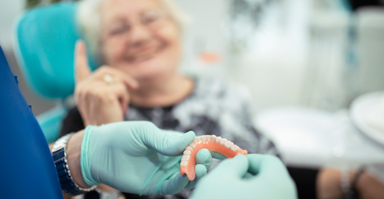 Las prótesis dentales permiten a las personas mayores recuperar la funcionalidad para comer y comunicarse
