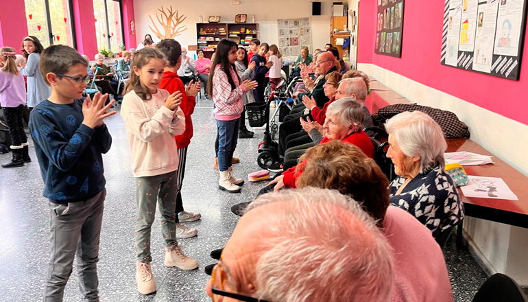 Encuentro intergeneracional en el centro Tercera Actividad de Aguilar de Campoo