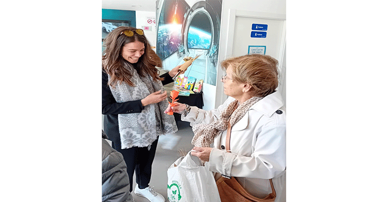 CleceVitam Ponent promueve la solidaridad y la cooperación entre las entidades sociales de Lleida entregando rosas por Sant Jordi