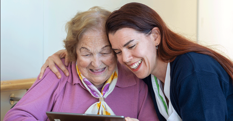 El afecto del cuidador, un elemento clave para el bienestar de las personas mayores
