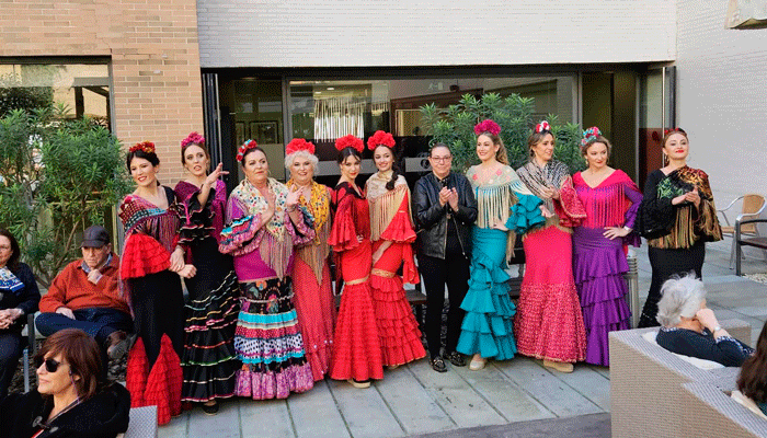 Cerca de 200 asistentes en el desfile benéfico de moda flamenca en DomusVi Santa Justa