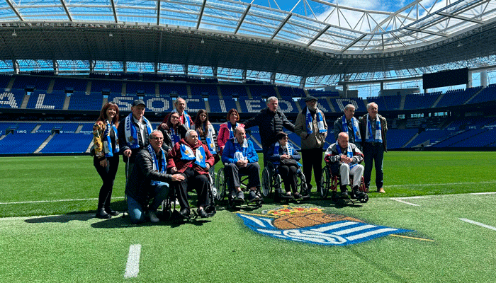 Residentes de DomusVi Berra visitan el estadio de Anoeta dentro de los ‘Talleres de reminiscencia basados en fútbol’