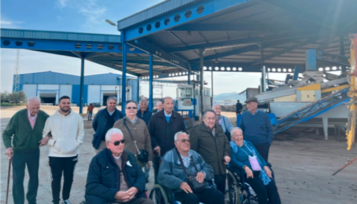Residentes de DomusVi visitan las instalaciones de Vinolea en Puente Genil
