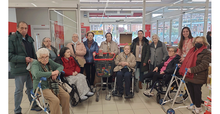 Residentes de DomusVi La Florida colaboran en la recogida de comida para el Banco de Alimentos de Asturias 