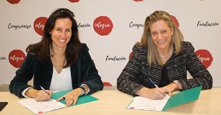 Ana Muñoz de Dios, Directora General de la Fundación Integra, y Lourdes Rivera, Directora General de Amavir, durante la firma de este convenio.
