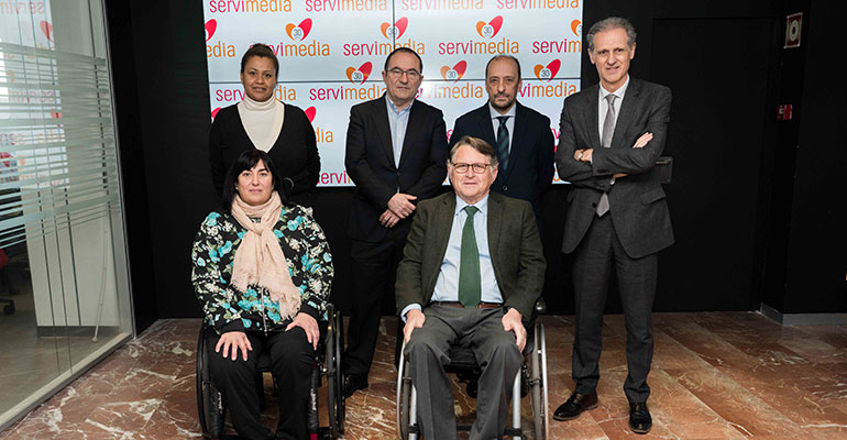 Foto de familia de los participantes en esta mesa redonda.