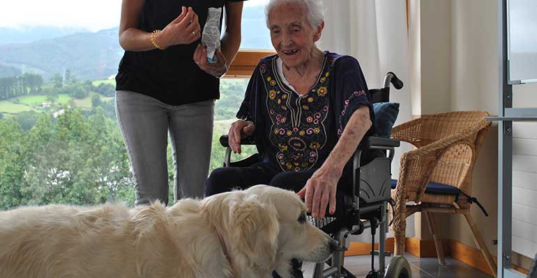 Terapia con animales en la residencia IMQ Igurco Orue