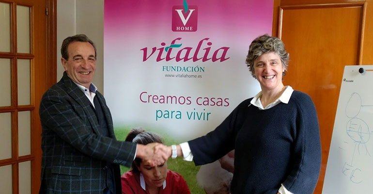 Chema Cosculluela, CEO de Vitalia Plus, y Ana Urrutia, presidenta de la Fundación Cuidados Dignos, durante la firma del convenio